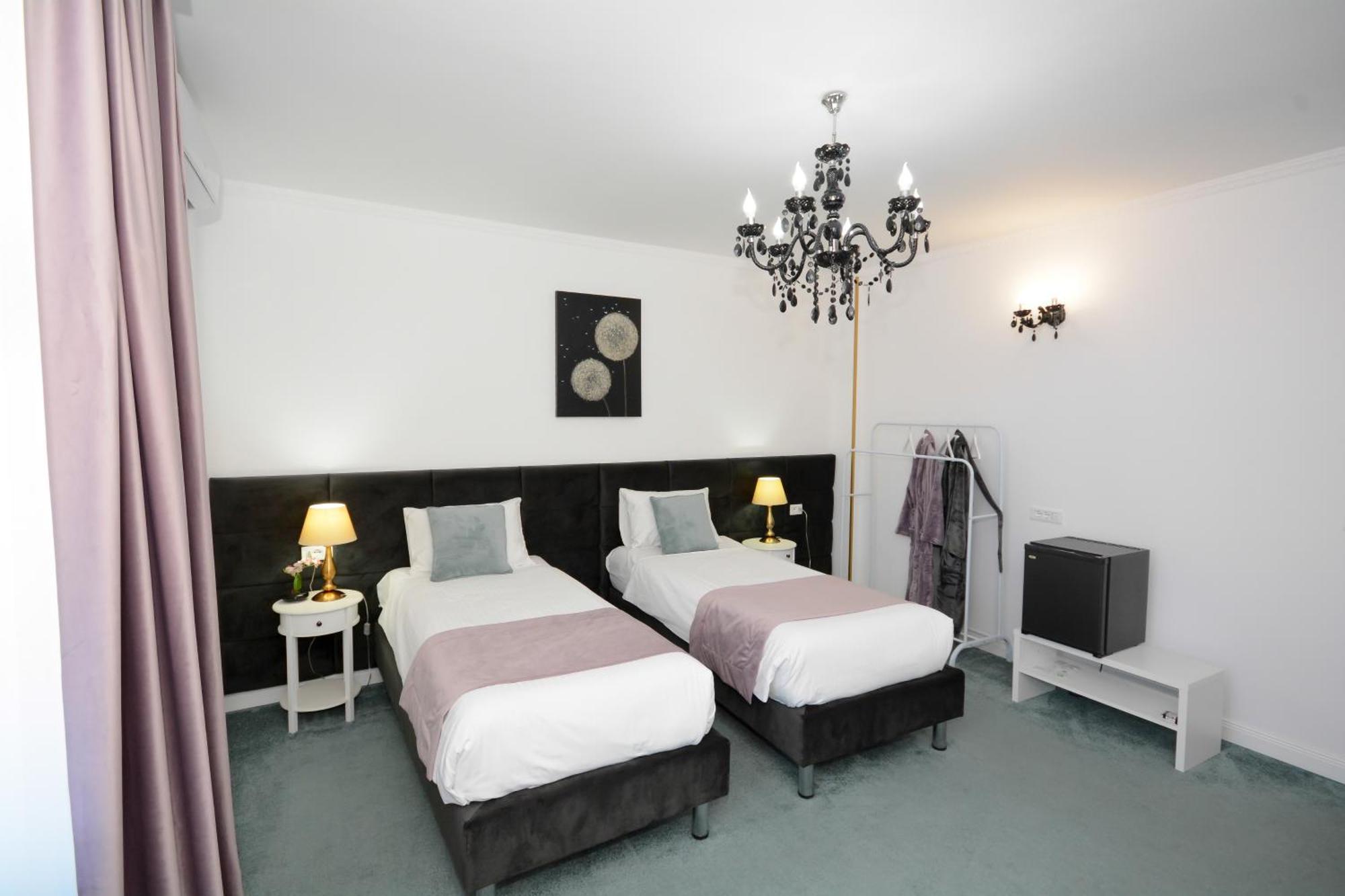Hotel Andre'S Craiova Exterior photo